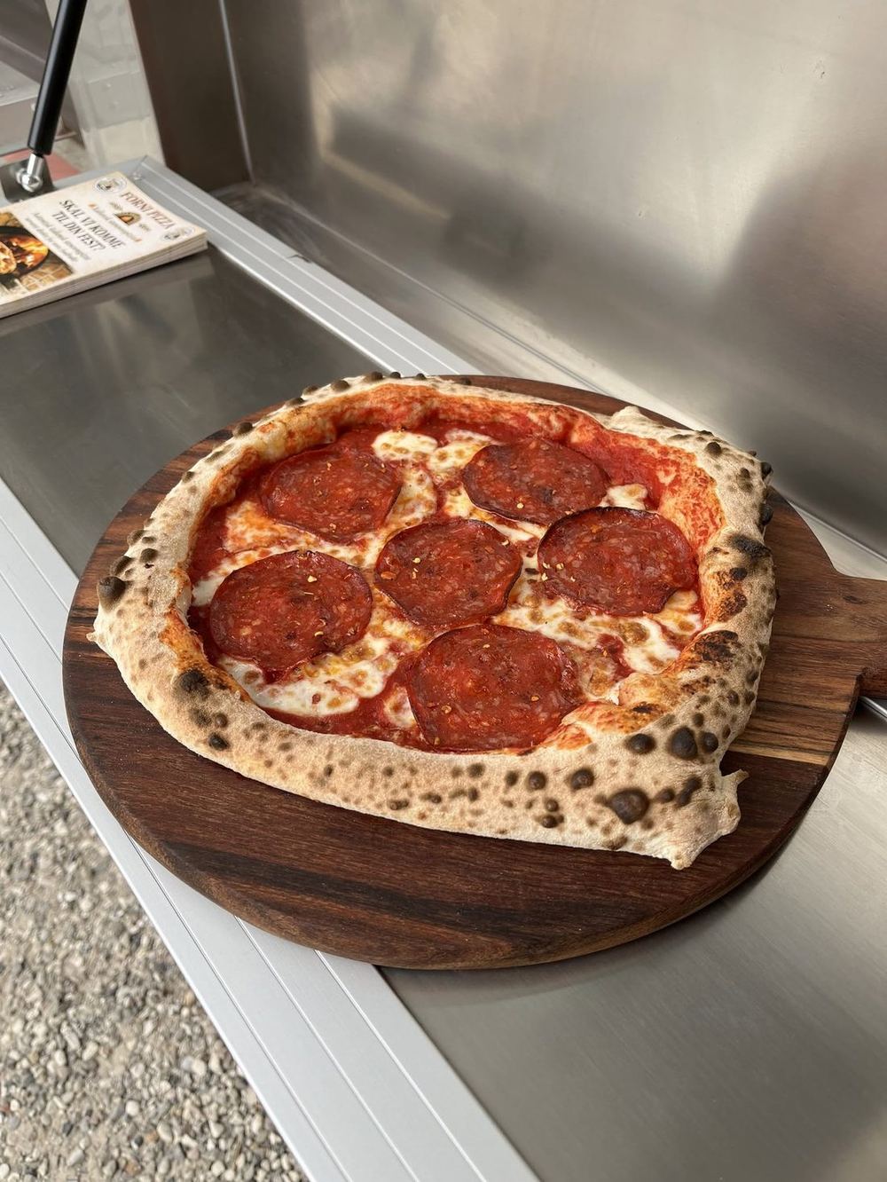 Frisk stenovnspizza fra Forni Pizzas foodtrailer